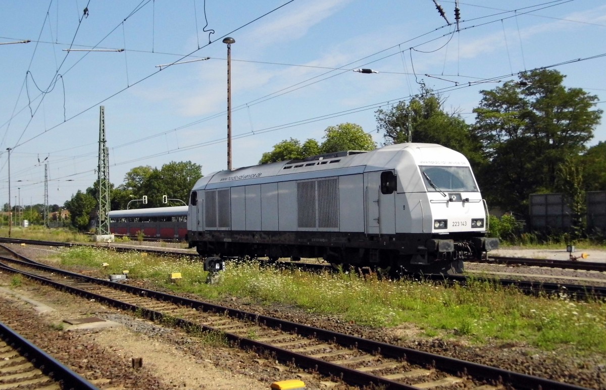 Am 01.08.2015 Rangierfahrt von der 223 143 von der nordic-rail-service in Stendal .