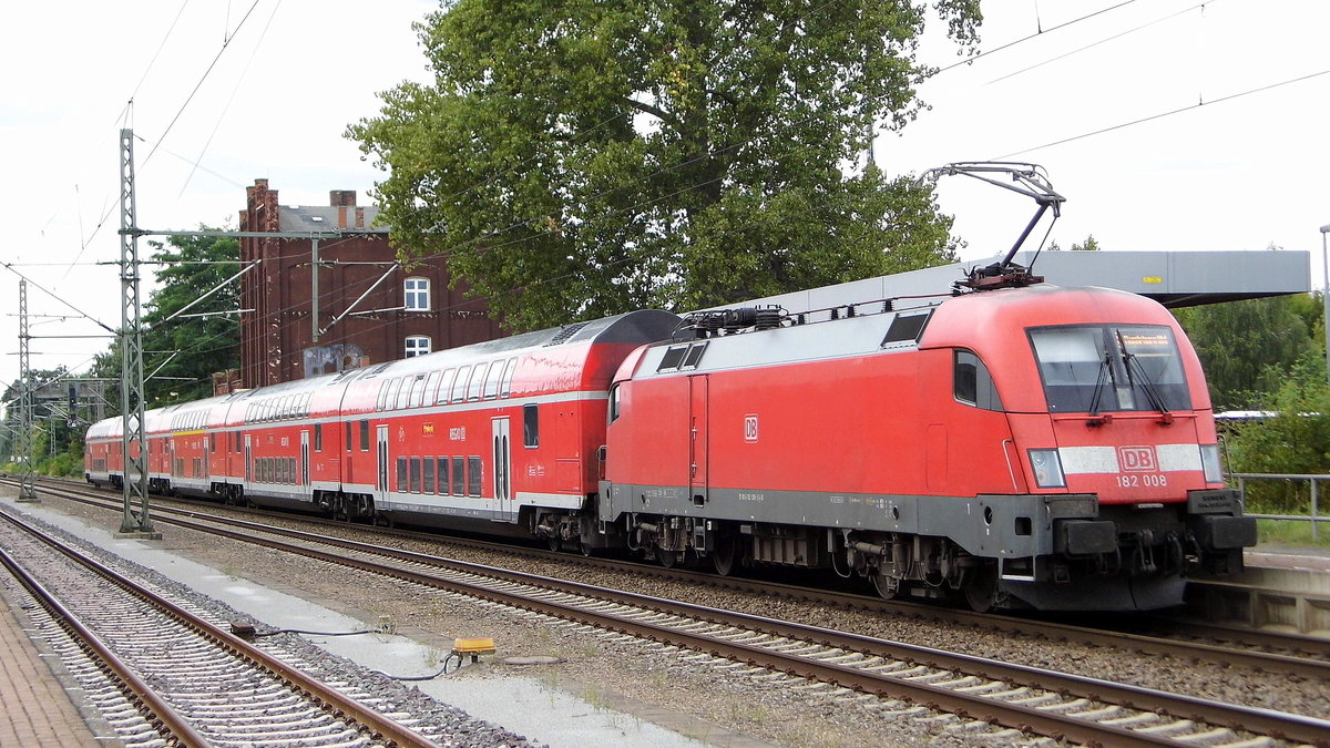 Am 01.09.2017 kam die 182 008 aus Richtung  Cottbus nach Genthin und fuhr weiter nach Magdeburg .