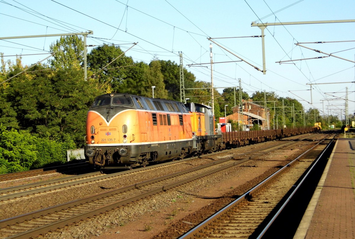 Am 01.10.2015 kamen die 221 135-7 und die 295 057-4 von der Bocholter Eisenbahngesellschaft aus Richtung Magdeburg nach Niederndodeleben und fuhr weiter in Richtung Braunschweig .