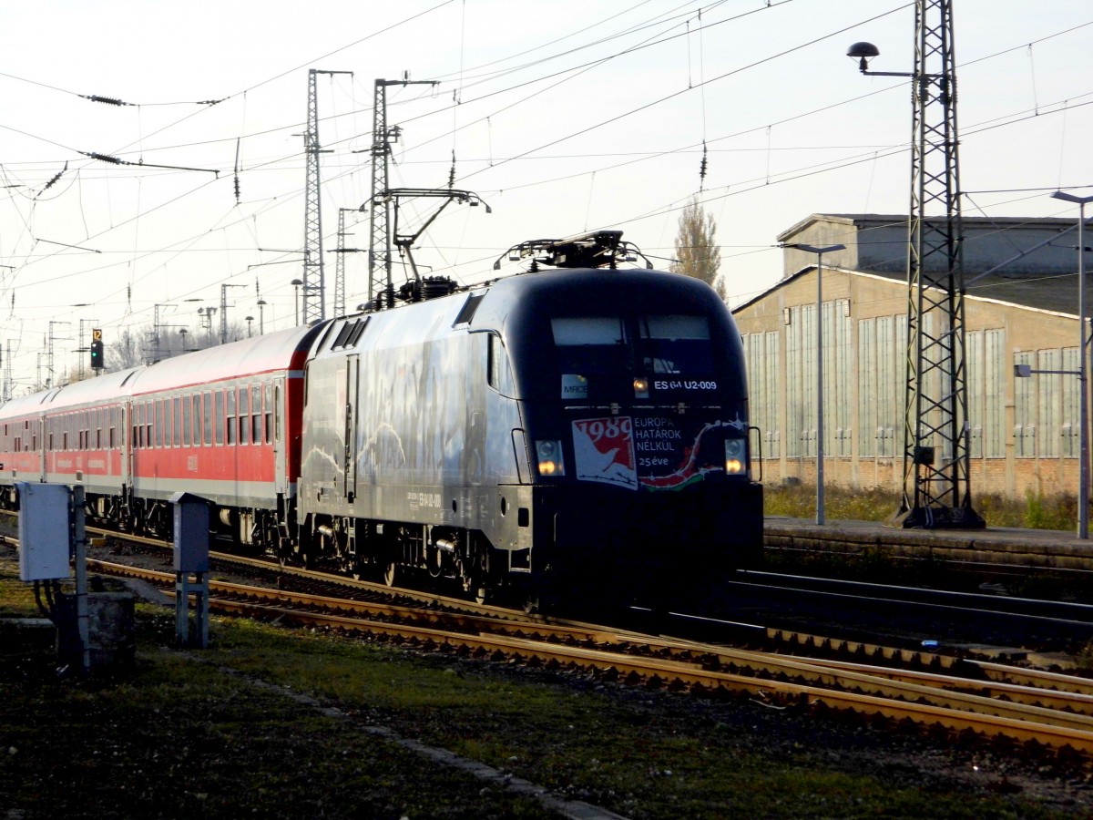 Am 01.11.2015 kam 182 509 (ES 64 U2-009)von der DB  (MRCE)  aus Richtung Salzwedel nach Stendal und fuhr weiter in Richtung Berlin .
