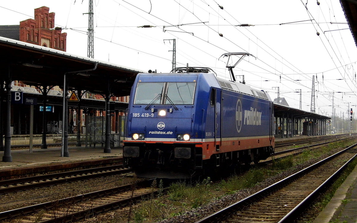 Am 01.11.2017 kam die 185 419-9 von  Raildox aus Richtung Magdeburg nach Stendal und fuhr weiter in Richtung Salzwedel .