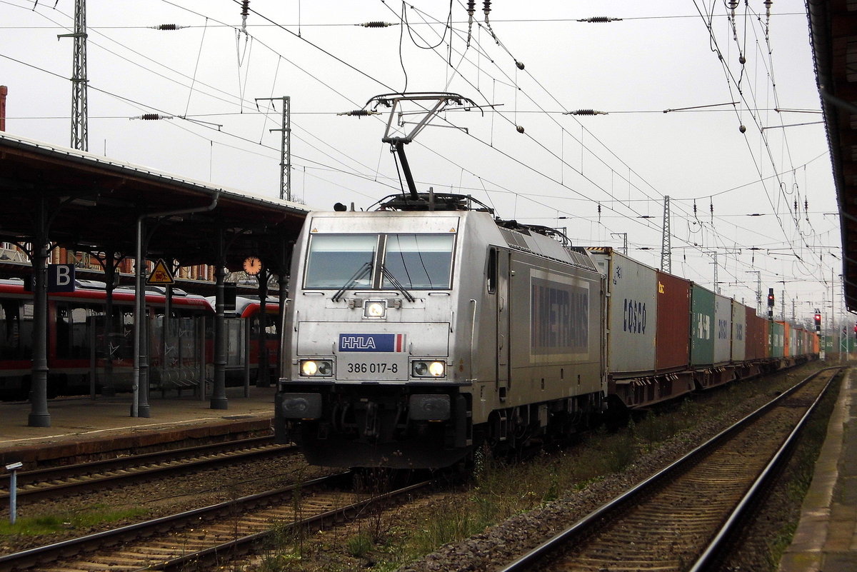 Am 01.12.2017 kam die  386 017-8 von METRANS   aus Richtung Magdeburg nach Stendal und fuhr weiter in Richtung Salzwedel .