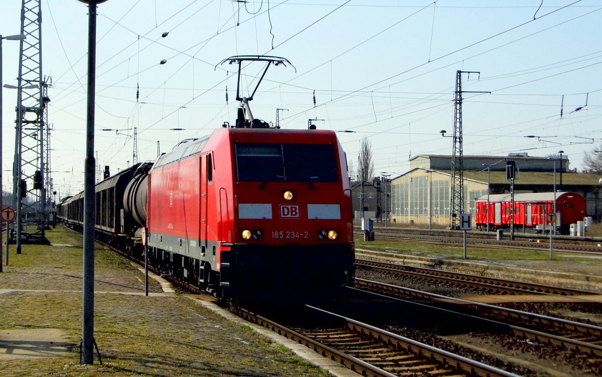 Am 02.04.2016 kam die 185 234-2 von DB Schenker aus Richtung Hannover nach Stendal und fuhr weiter in Richtung Magdeburg .