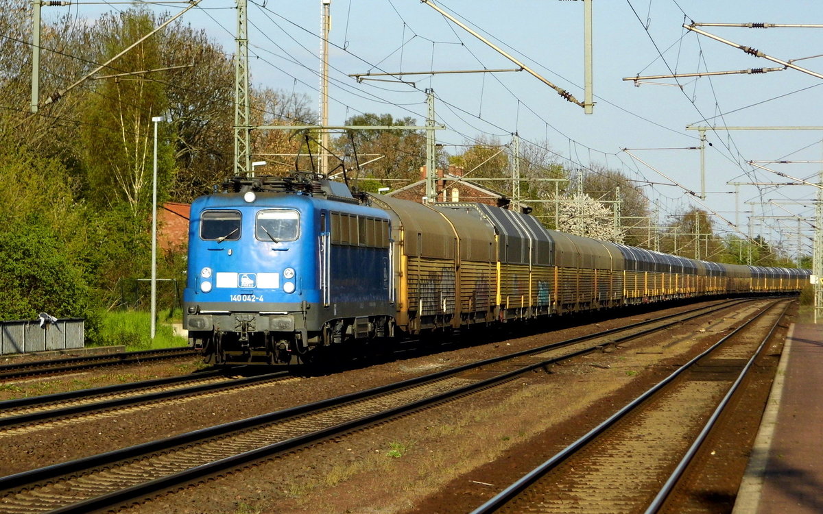 Am 02.05.2016 kam die 140 042-4 von der Press aus Richtung Magdeburg nach Niederndodeleben und fuhr weiter in Richtung Braunschweig .