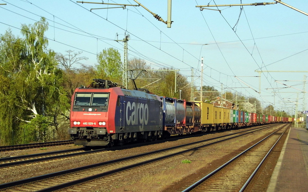 Am 02.05.2016 kam die 482 029-6 von METRANS (SBB Cargo) aus Richtung Magdeburg nach Niederndodeleben und fuhr weiter in Richtung Braunschweig .