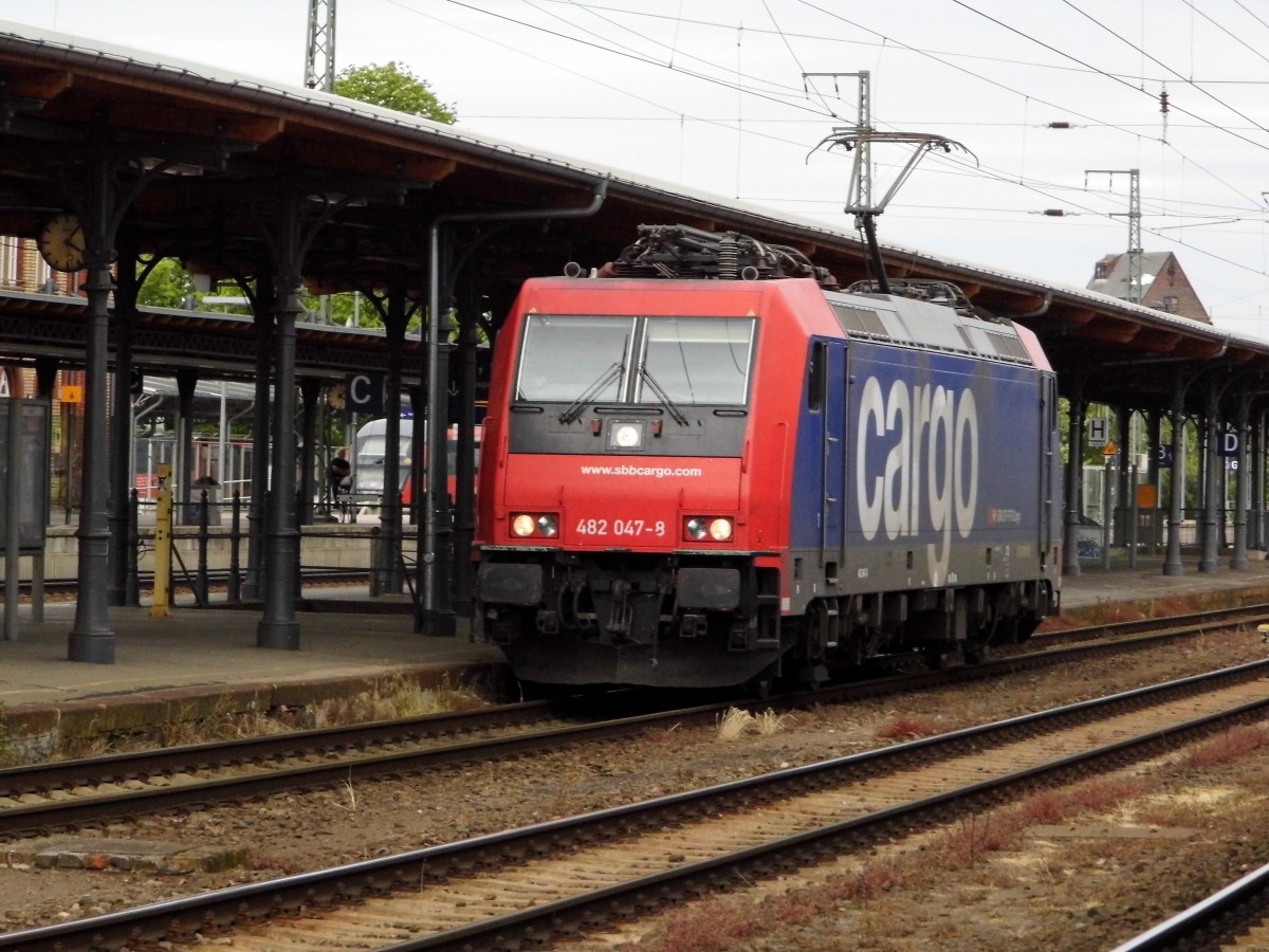 Am 02.06.2015 kam die 482 047-8 von der SETG (SBB Cargo)  aus Richtung Magdeburg nach Stendal und fuhr weiter in Richtung Borstel .
