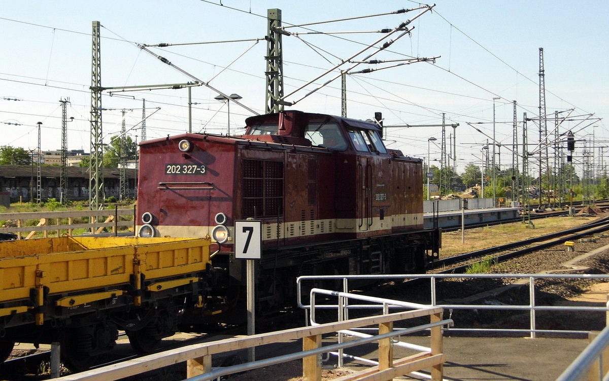 Am 02.06.2017   die 202 327-3 von der  CLR - Cargo Logistik Rail-Service GmbH, in Magdeburg Hbf .