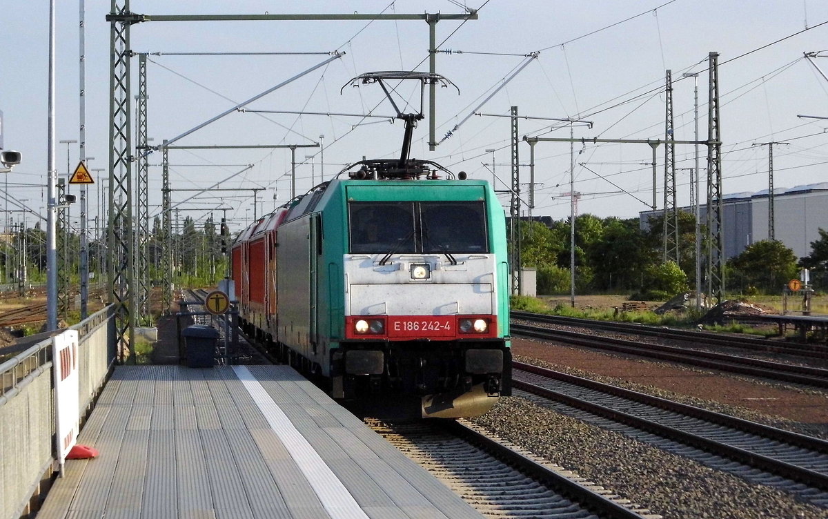  Am 02.06.2017 die E 186 242-4 und die 187 081-5 und die 187 080-7 in Magdeburg Hbf .