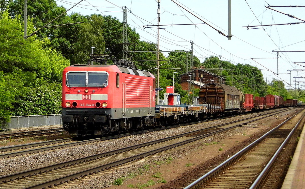 Am 02.06.2017 kam die 143 364-8 von der DB Cargo AG, aus Richtung Magdeburg nach Niederndodeleben und fuhr weiter in Richtung Braunschweig .
