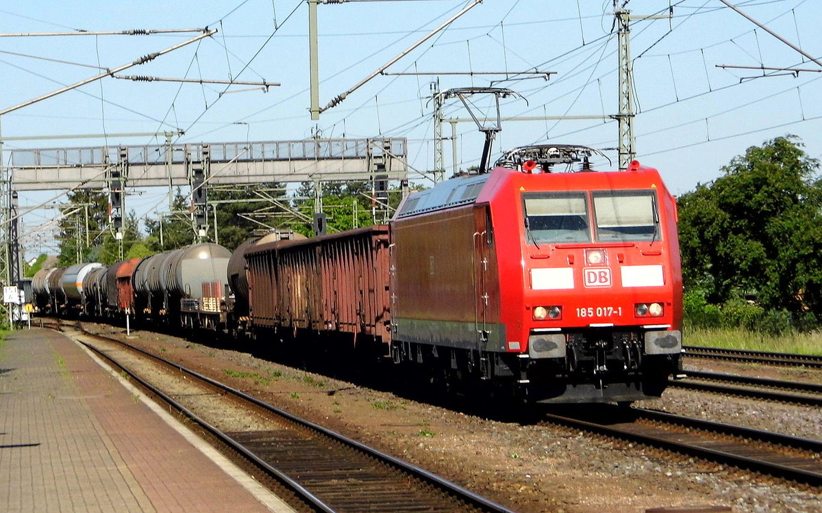Am 02.06.2017 kam die 185 017-1 von der DB Cargo Deutschland AG , aus Richtung Braunschweig nach Niederndodeleben und fuhr weiter in Richtung Magdeburg .