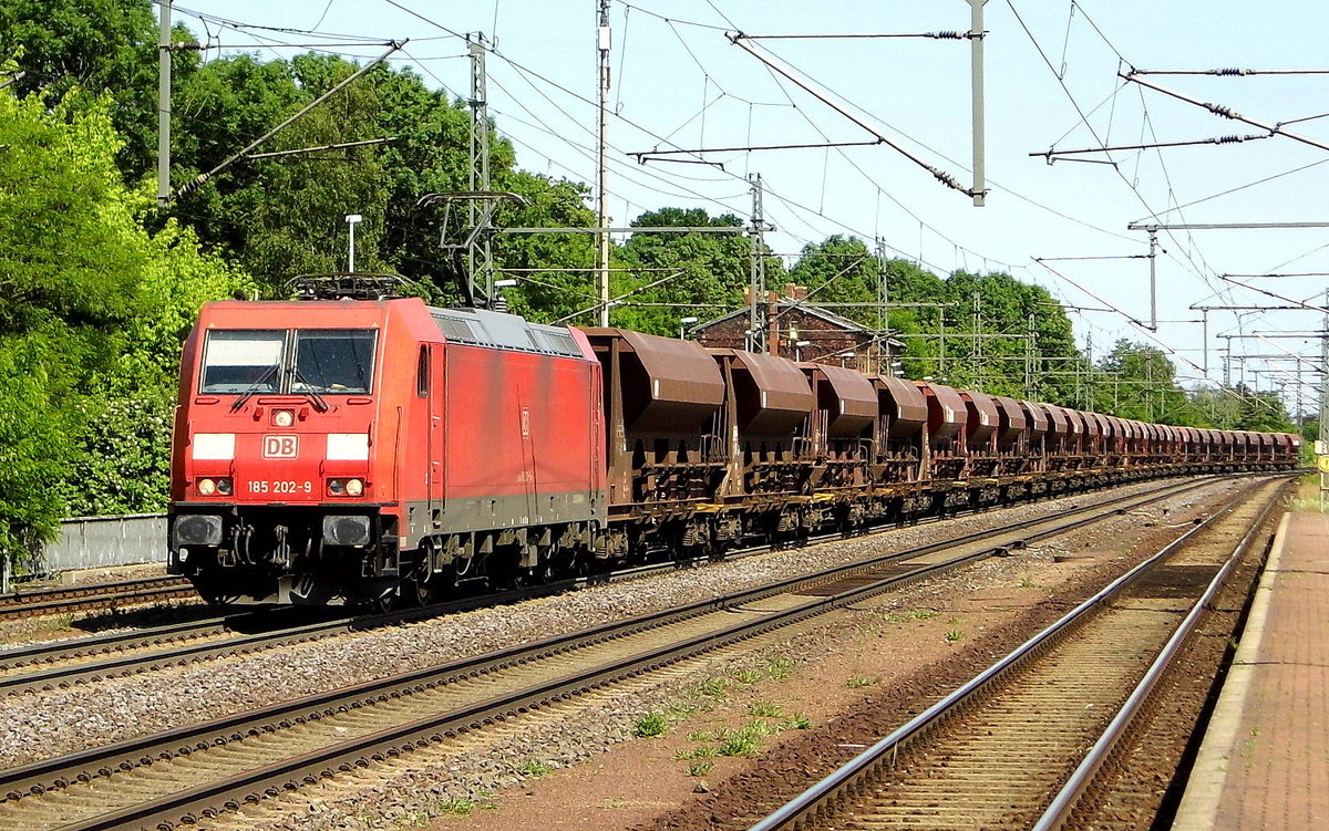 Am 02.06.2017 kam die 185 202-9 von der  DB Schenker Rail Deutschland AG, aus Richtung Magdeburg nach Niederndodeleben und fuhr weiter in Richtung Braunschweig .