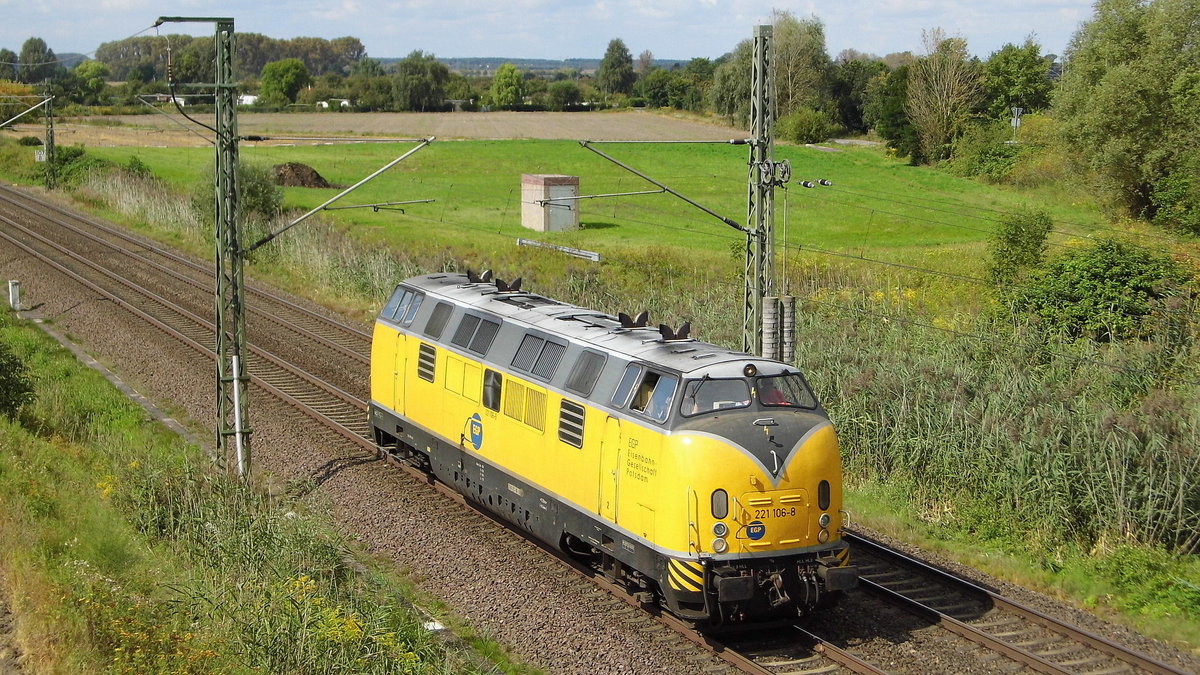 Am 02.09.2017 kam die 221 106-8 von der EGP – Eisenbahngesellschaft Potsdam, aus Richtung Braunschweig nach Stendal .