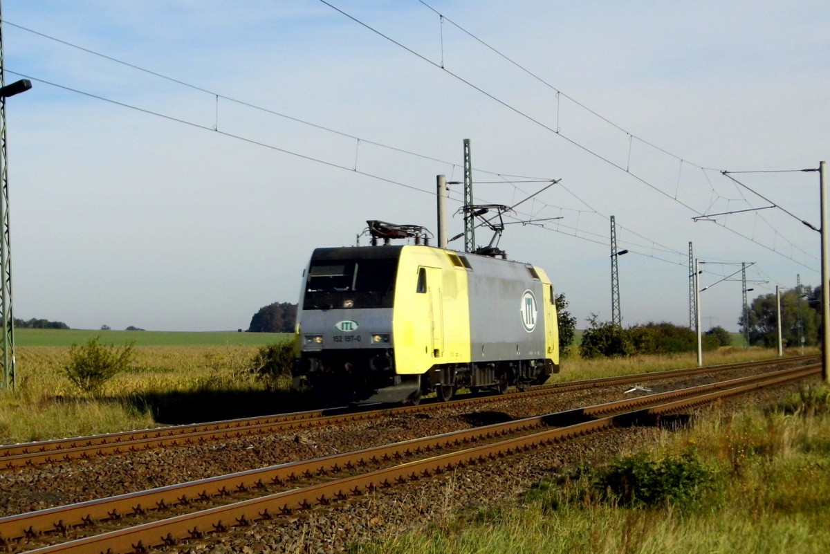 Am 02.10.2015 kam die 152 197-0 von der ITL aus der Richtung Stendal nach Demker und fuhr weiter in Richtung Magdeburg .