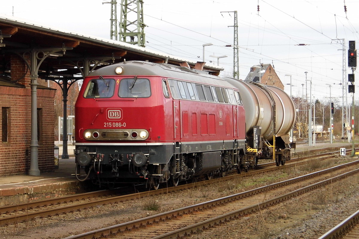 Am 03.01.2019 fuhr die 215 086-0 von der DB  (EVG)  von Stendal  in Richtung  Braunschweig  .