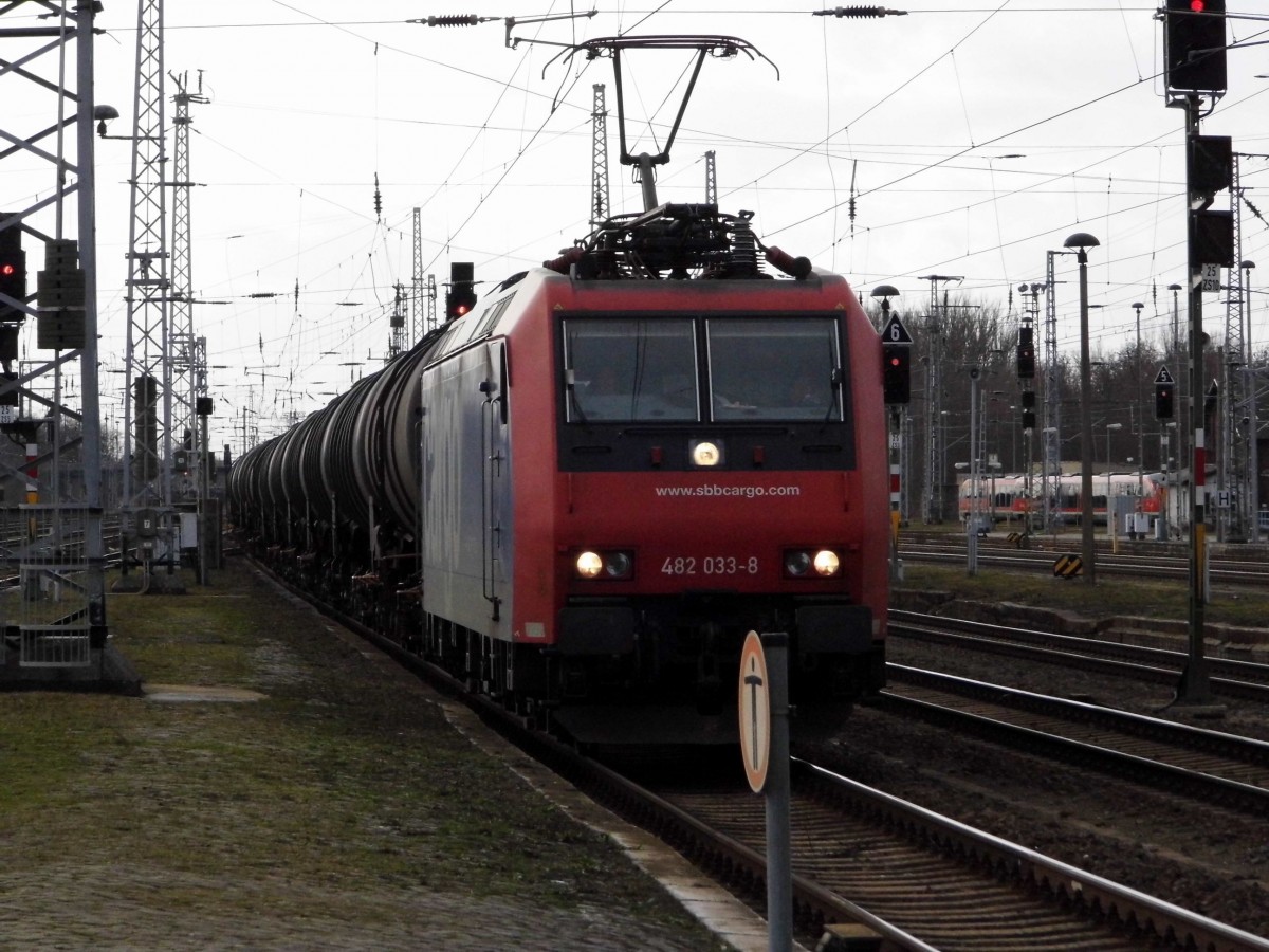 Am 03.02.2016 kam die 482 033-8 von der HSL (SBB Cargo)  aus Richtung Salzwedel nach Stendal und fuhr weiter in Richtung Magdeburg .