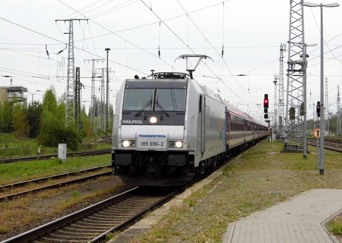 Am 03.05.2015 kam die 185 696-2 von der Transpetrol (Railpool) aus Richtung Salzwedel nach Stendal und fuhr weiter in Richtung Magdeburg .