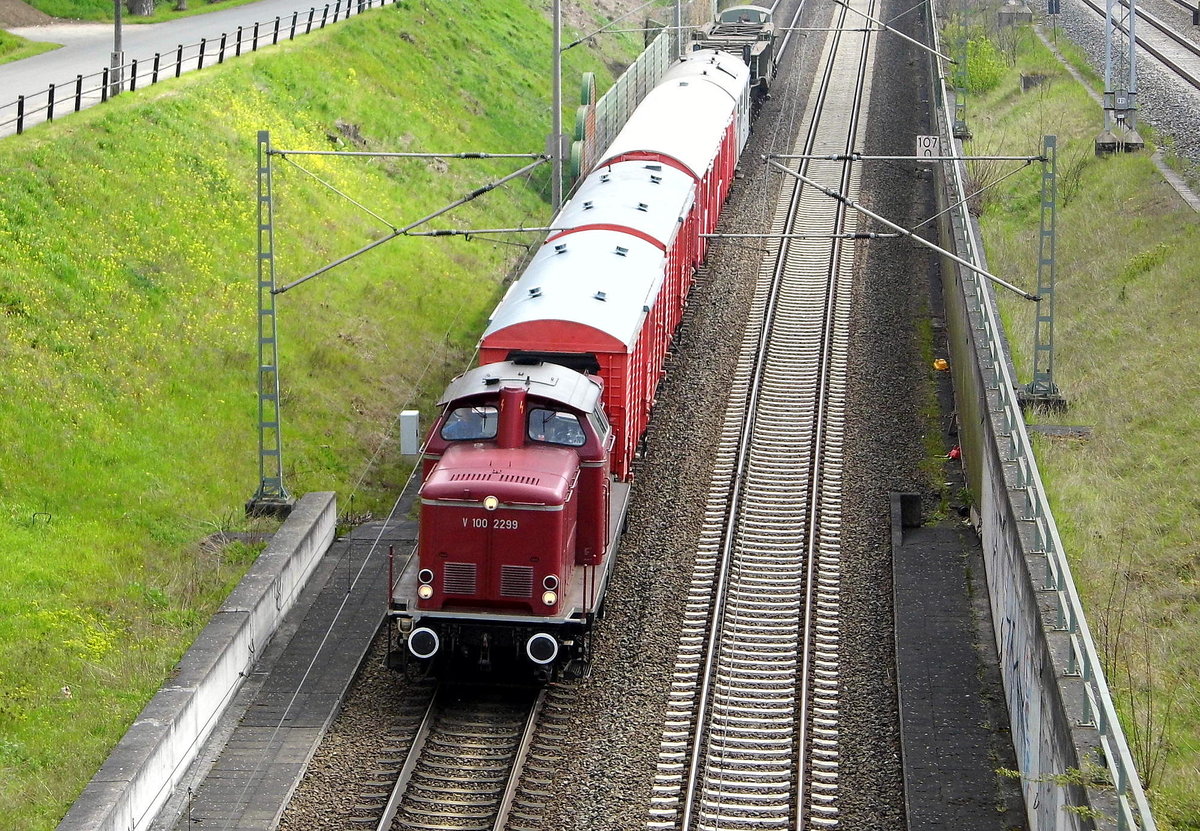 Am 03.05.2017 kam die  V 100 2299 (212 229-9) von der VEB  aus Richtung Stendal und fuhr weiter in Richtung Braunschweig .
