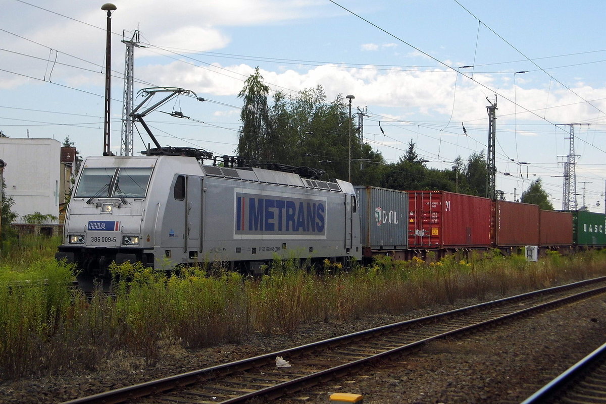 Am 03.08.2017 kam die  386 009-5 von METRANS aus Richtung Salzwedel nach Stendal und fuhr weiter in Richtung Magdeburg .