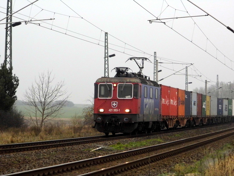Am 03.12.2014 kam die 421 383-1 von der SBB Cargo aus Richtung Stendal und fuhr weiter in Richtung  Magdeburg .