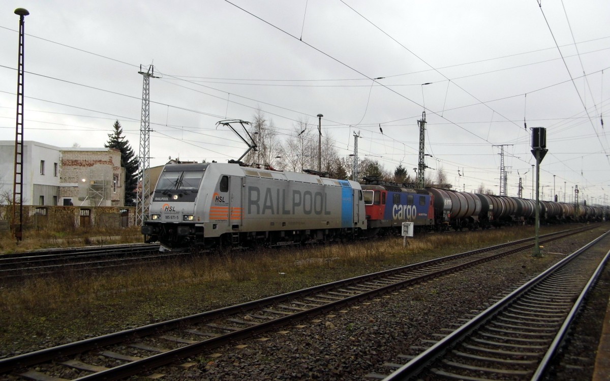 Am 04.02.2016 kam die 185 671-5 von der HSL Logistik (Railpool)  aus Richtung Salzwedel nach Stendal und fuhr weiter in Richtung Magdeburg .