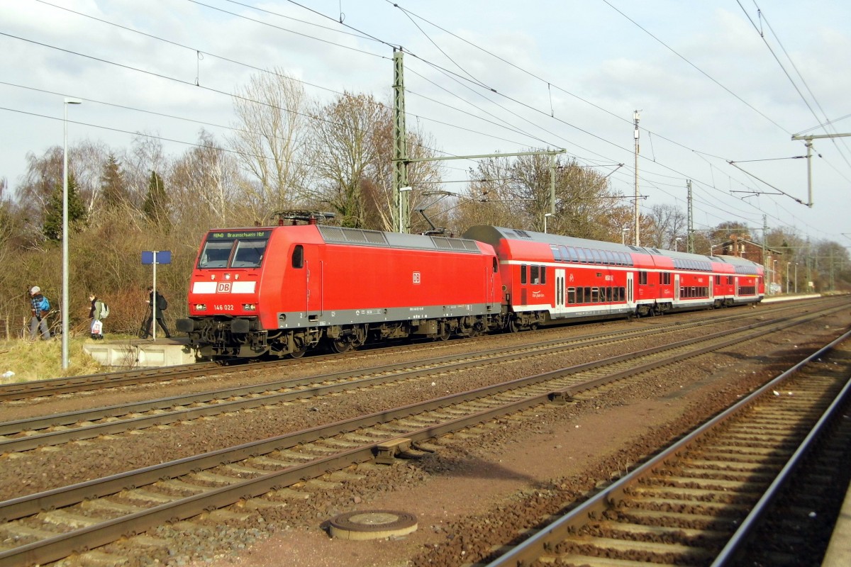Am 04.03.2016 kam die 146 022 von der DB aus Richtung Magdeburg nach Niederndodeleben und fuhr weiter in Richtung Braunschweig .