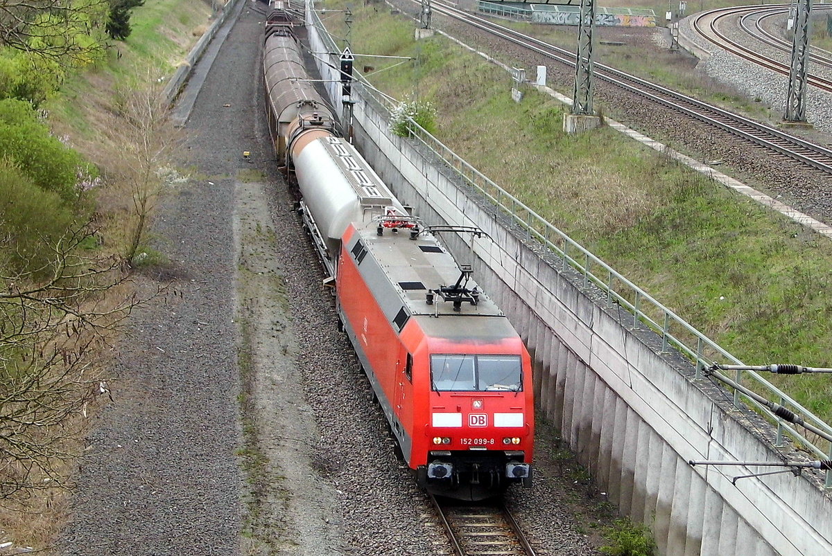 Am 04.04.2017 kam die 152 099-8 von der DB Cargo Deutschland AG, aus Richtung Braunschweig nach Stendal .