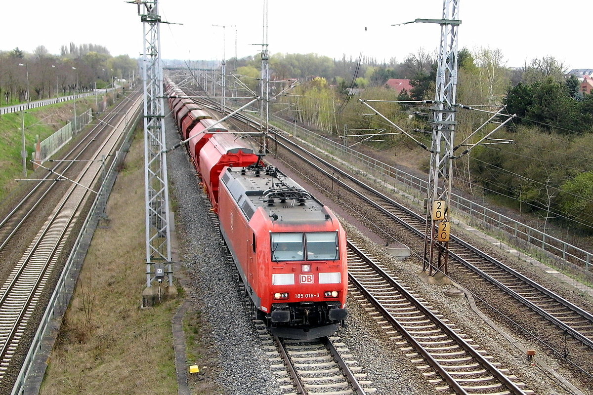 Am 04.04.2017 kam die 185 016-3 von der DB Cargo Deutschland AG, aus Richtung Stendal und fuhr weiter in Richtung Wittenberge .