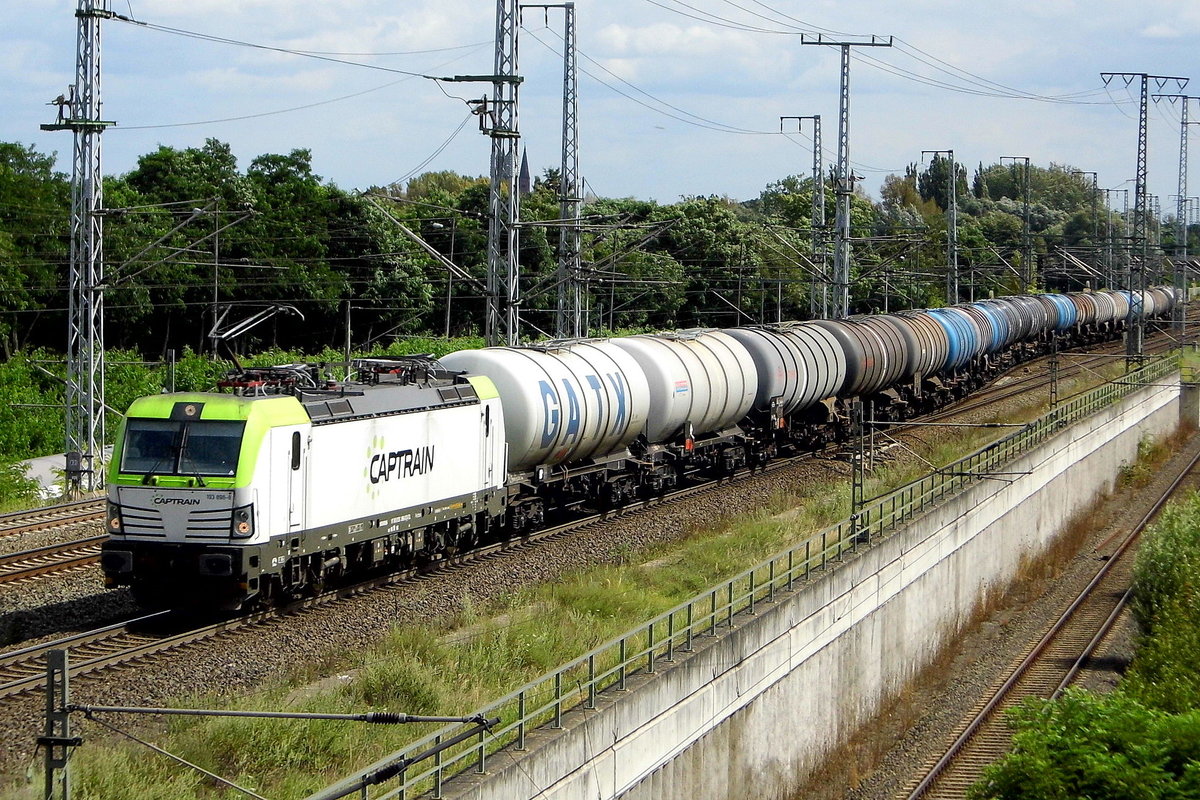  Am 04.08.2017 kam die 193 896-8 von CAPTRAIN aus Richtung Stendal und fuhr weiter in Richtung Salzwedel .