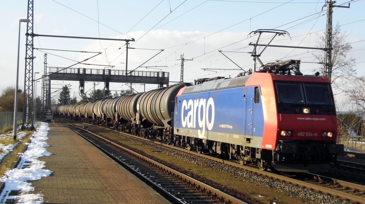 Am 05.02.2015 kam die 482 034-6  von der  HSL Logistik GmbH, Hamburg (SBB Cargo) aus Richtung Braunschweig nach Niederndodeleben und fuhr weiter in Richtung Magdeburg .