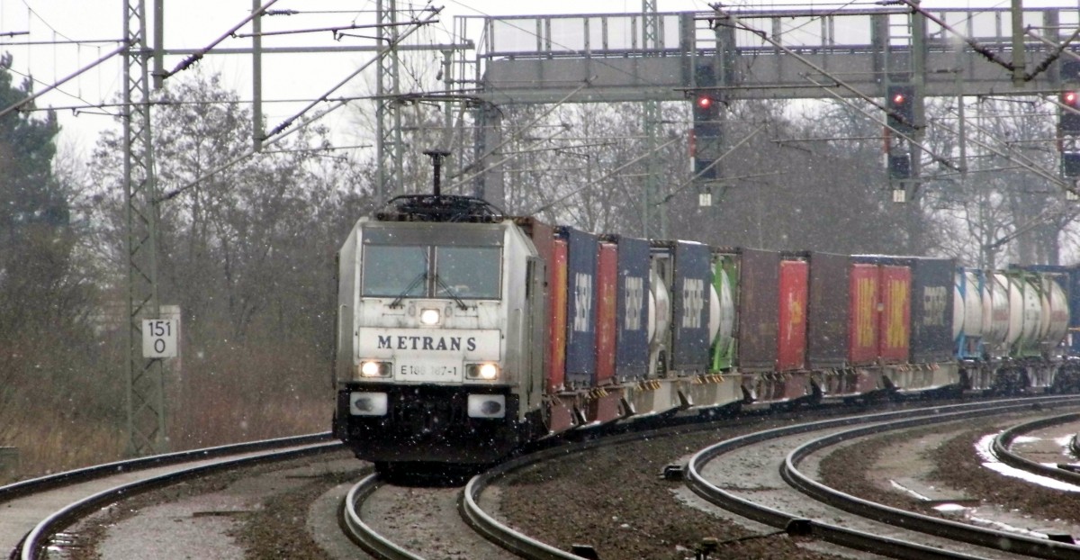 Am 05.02.2015 kam die E 186 187-1 von der METRANS aus Richtung Magdeburg nach Niederndodeleben und fuhr weiter in Richtung Braunschweig .