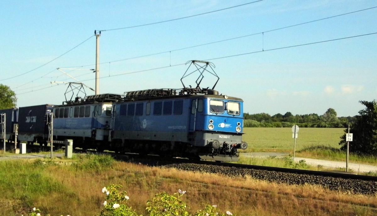 Am 05.06.2015 kamen die die 142 126-2 und die 142 042-1 von der EGP aus Richtung Salzwedel und fuhr weiter in Richtung Stendal .