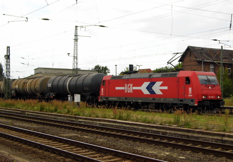 Am 05.07.2014 kam 185 606-1 von der HGK aus Richtung Wittenberge nach Stendal und fuhr weiter in Richtung Berlin. 