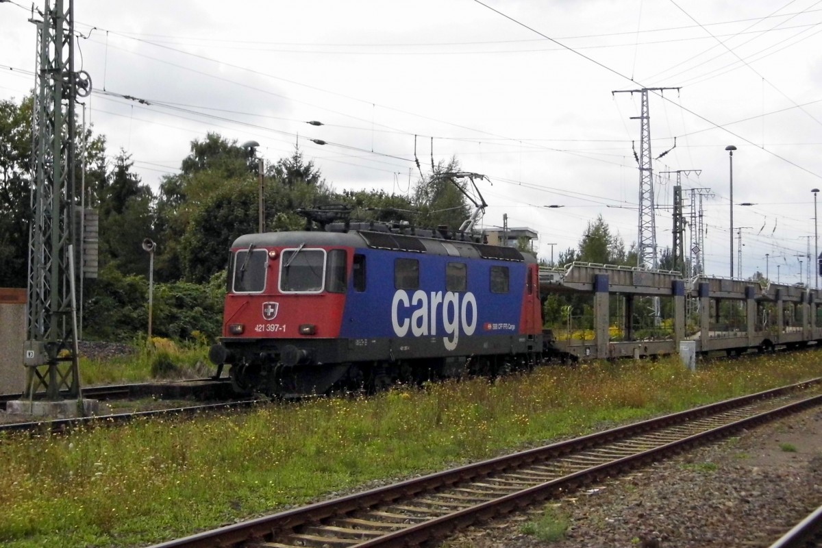 Am 05.09.2015 kam die 421 397-1 von der HSL (SBB Cargo) aus Richtung Salzwedel nach Stendal und fuhr weiter in Richtung Berlin.