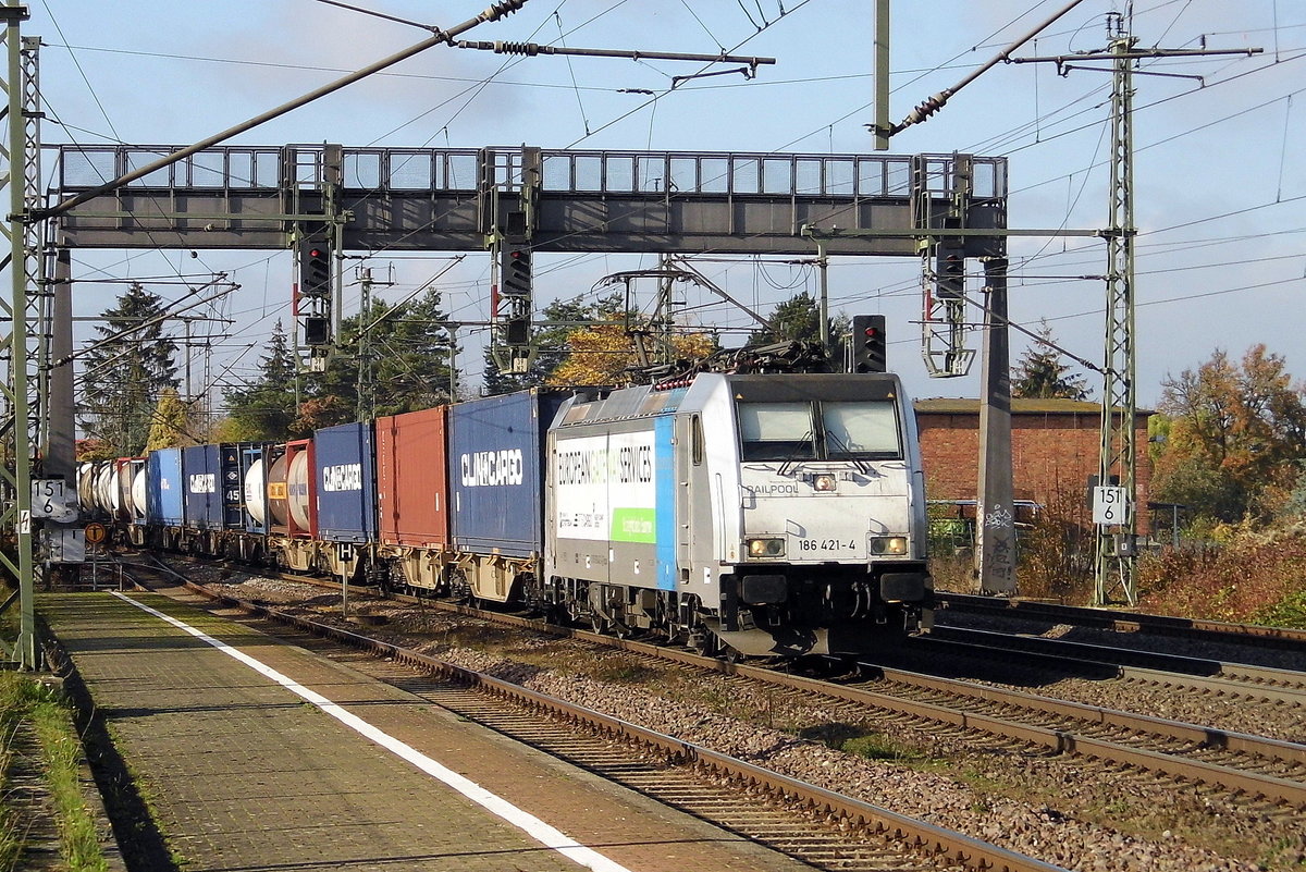 Am 05.11.2020 kam die 186 421-4 von der RTB CARGO GmbH, (Railpool GmbH,) aus Richtung Braunschweig nach Niederndodeleben und fuhr weiter in Richtung Magdeburg .