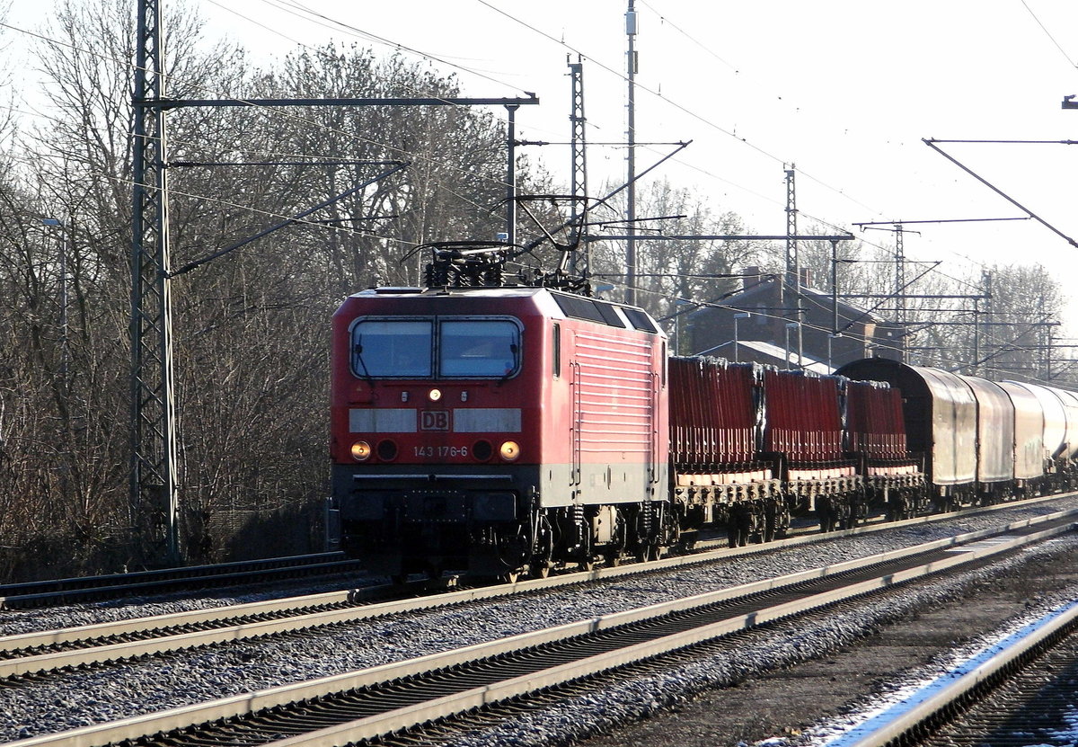 Am 06.02.2018 kam die 143 176-6 von DB Cargo   AG, aus Richtung Magdeburg nach Niederndodeleben und fuhr weiter in Richtung Braunschweig .