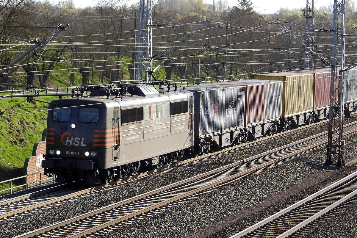 Am 06.04.2017 kam die 151 017-1 von der HSL Logistik  aus Richtung Stendal und fuhr weiter in Richtung Wittenberge .