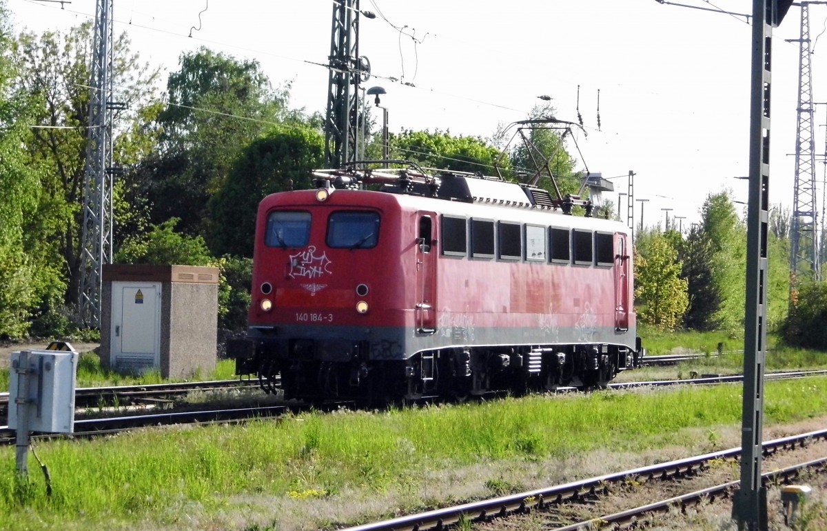 Am 06.05.2015 kam die 140 184-3 von der ELV aus Richtung Hannover nach Stendal  .  