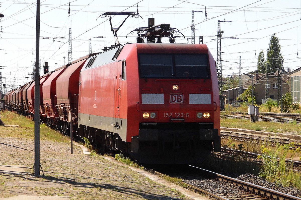Am 06.08.2018 kam die 152 123-6 von DB Cargo Deutschland AG, aus Richtung  Wittenberge   nach Stendal und fuhr weiter in Richtung  Magdeburg .