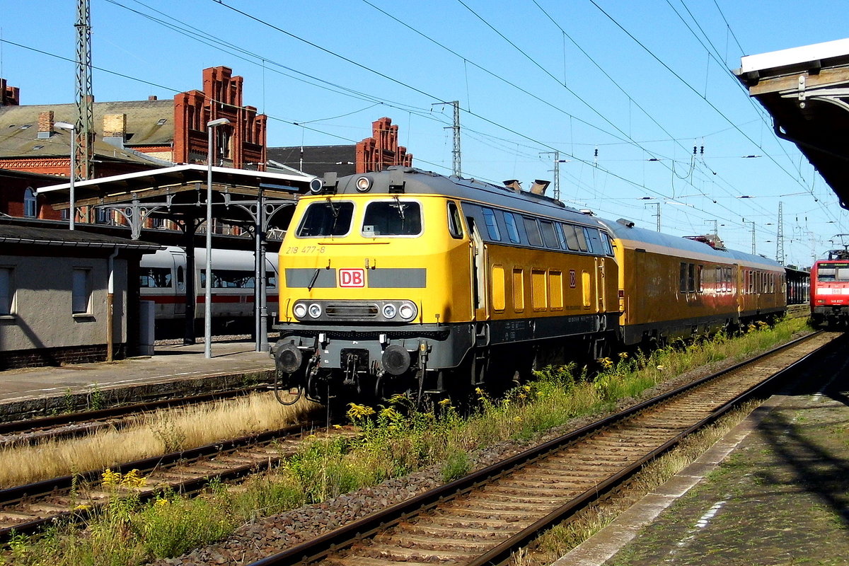 Am 06.08.2018 stand die 218 477-8 von DB Netz , in Stendal .