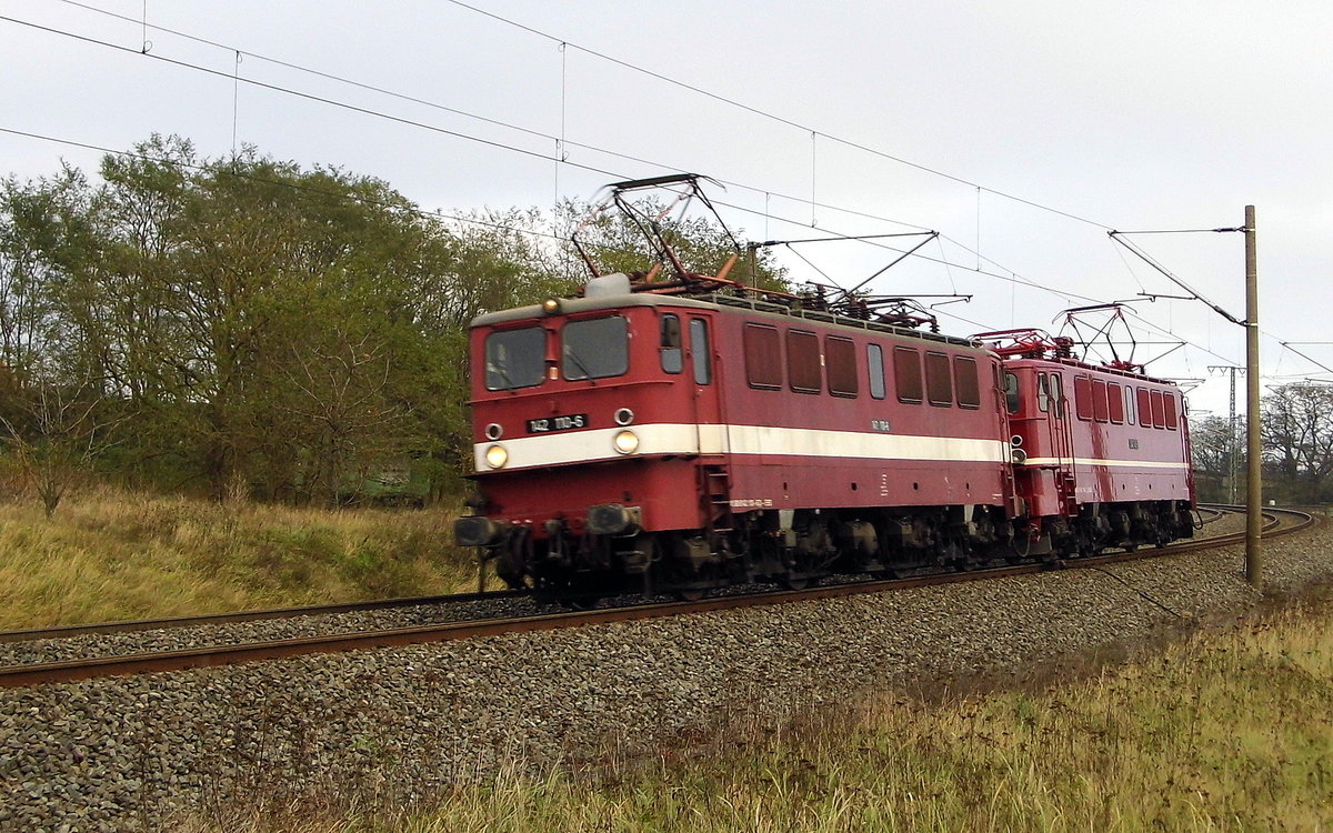 Am 06.11.2017 fuhren die 142 110-6 und die 242 145-1 von der EBS Erfurter Bahnservice Gesellschaft mbH,  von Stendal   nach Borstel  .