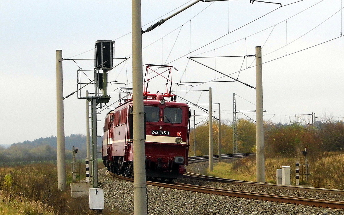 Am 06.11.2017 fuhren die 142 110-6 und die 242 145-1 von der EBS Erfurter Bahnservice Gesellschaft mbH, von Stendal nach Borstel .