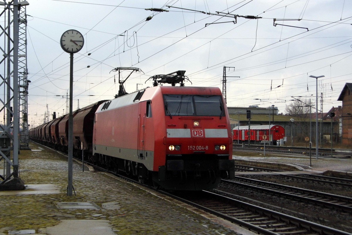 Am 07.03.2016 kam die 152 004-8 von der DB Schenker aus Richtung Wittenberge nach Stendal und fuhr weiter in Richtung Magdeburg.