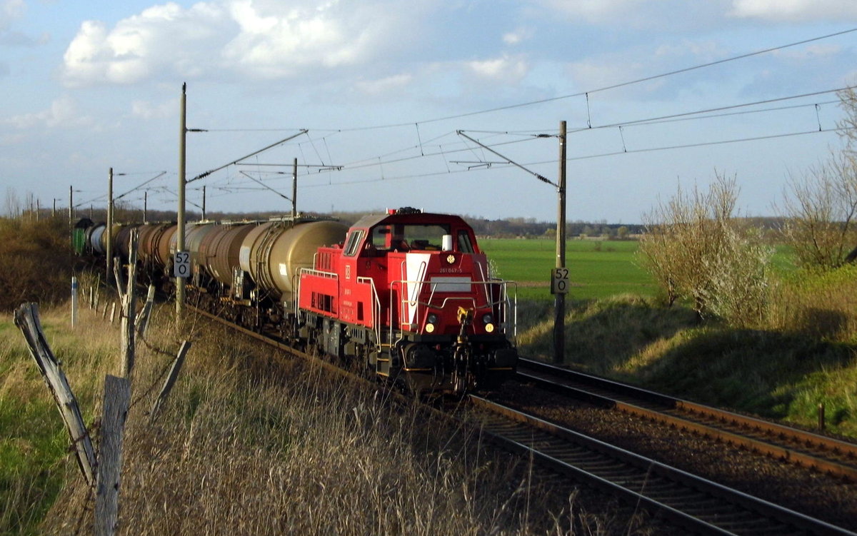 Am 07.04.2016 kam die 261 047-5 von DB Schenker aus Richtung Stendal und fuhr nach Magdeburg .