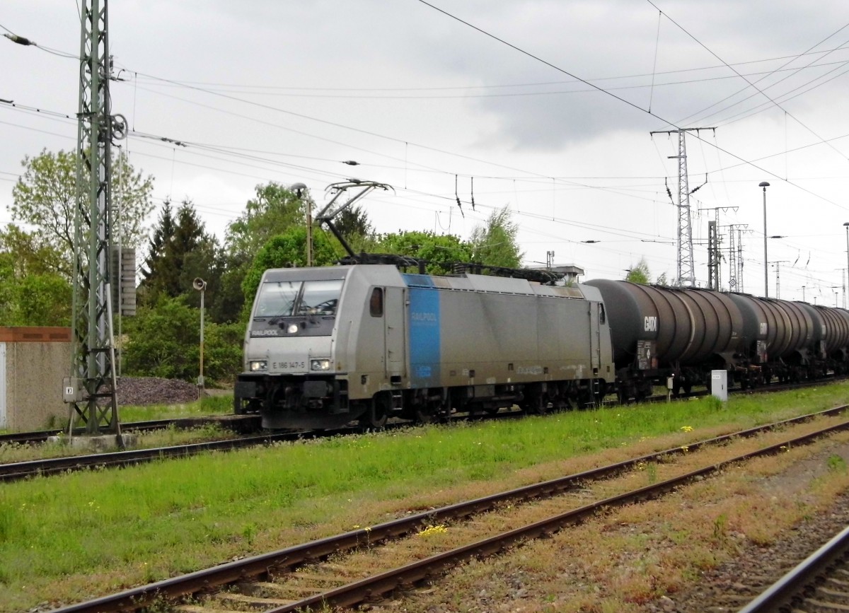 Am 07.05.2015 kam die E 186 147-5 von der Railpool aus Richtung Salzwedel nach Stendal und fuhr weiter in Richtung Magdeburg .