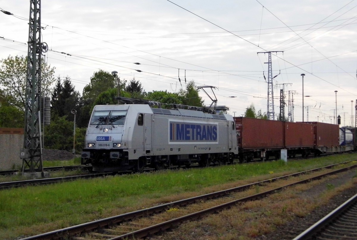 Am 08.05.2015 kam die 386 018-6 von der METRANS aus Richtung Salzwedel nach Stendal und fuhr weiter in Richtung Magdeburg .