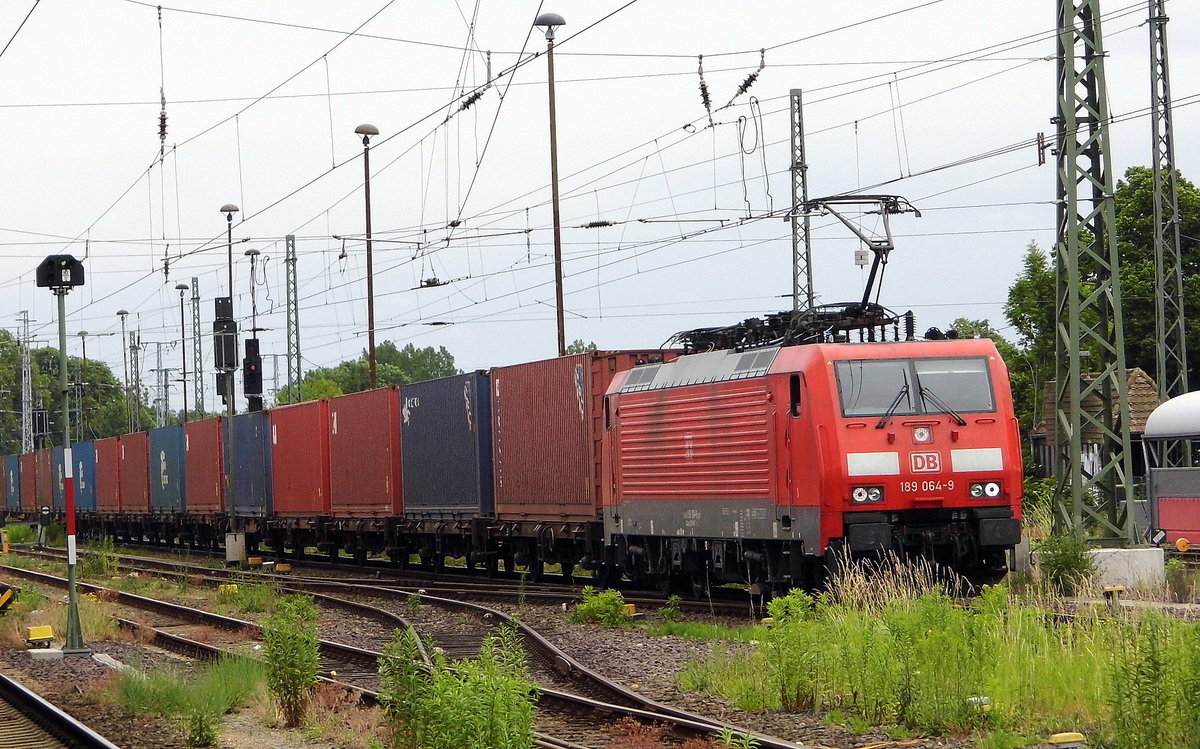 Am 08.06.2017 kam die 189 064-9 von der DB Cargo Deutschland AG, aus Richtung Magdeburg nach Stendal und fuhr weiter in Richtung Braunschweig .