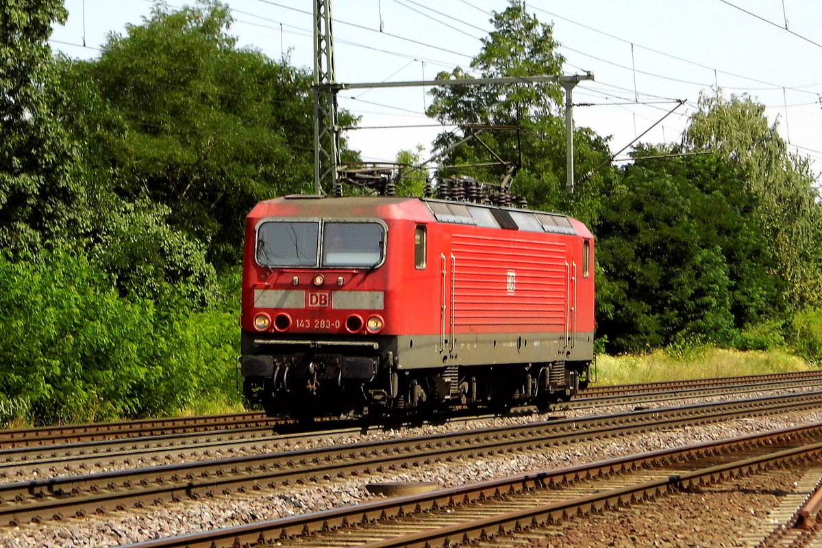 Am 08.08.2017 kam die 143 283-0 von der DB Cargo AG,   aus Richtung Magdeburg nach Niederndodeleben und fuhr weiter in Richtung Braunschweig .