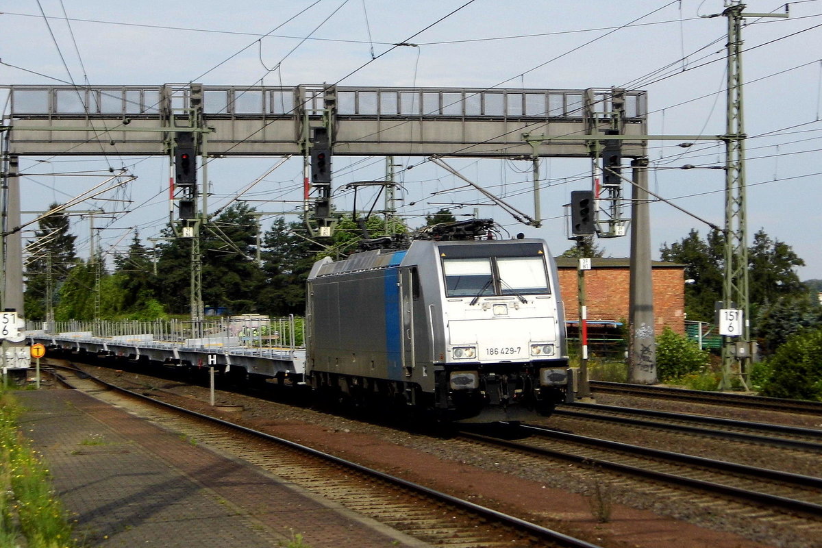 Am 08.08.2017 kam die 186 429-7 von der   HSL Logistik GmbH, (Railpool ) aus Richtung Braunschweig nach Niederndodeleben und fuhr weiter in Richtung Magdeburg .