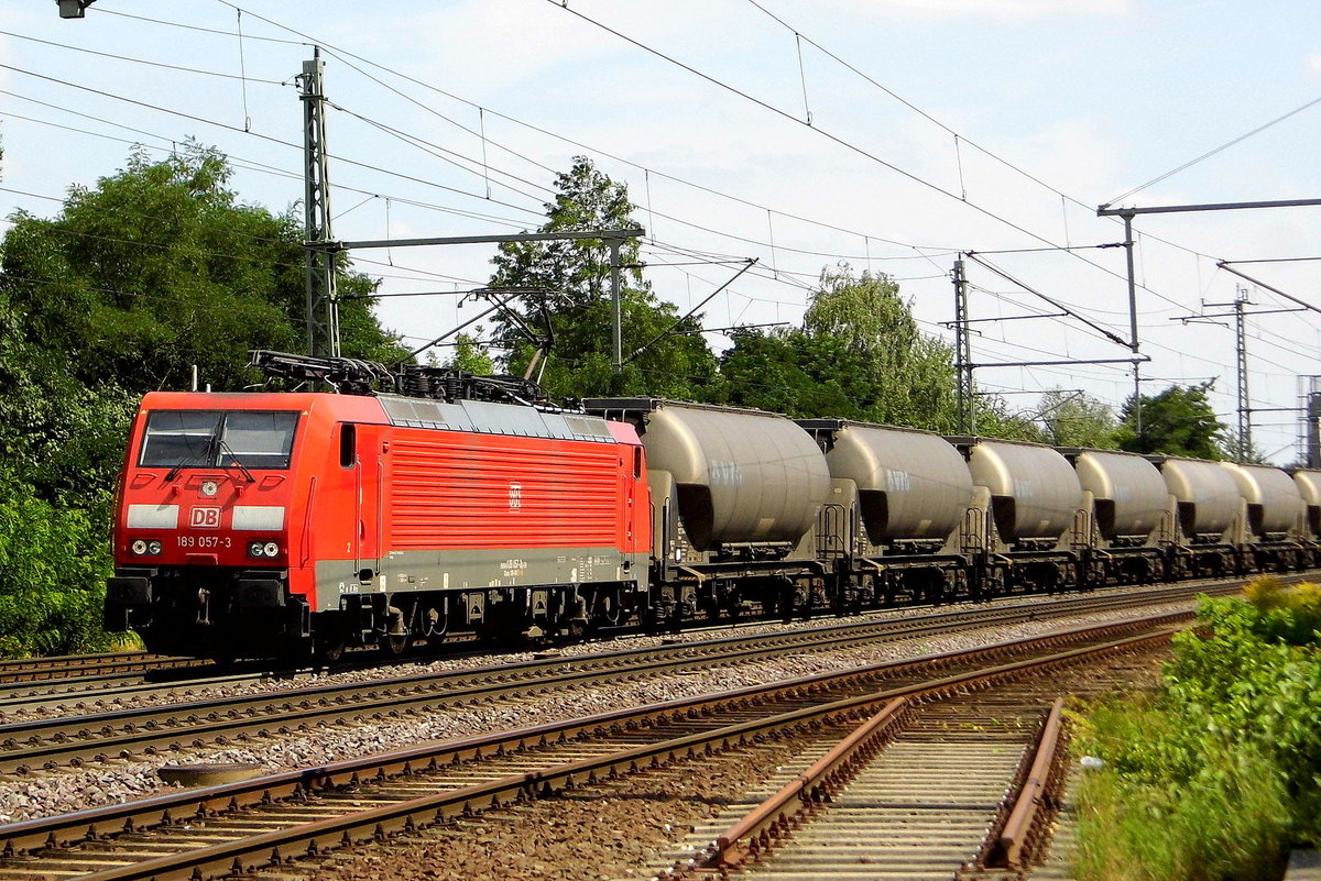 Am 08.08.2017 kam die 189 057-3 von der DB Cargo Deutschland AG, aus Richtung Magdeburg nach Niederndodeleben und fuhr weiter in Richtung Braunschweig .