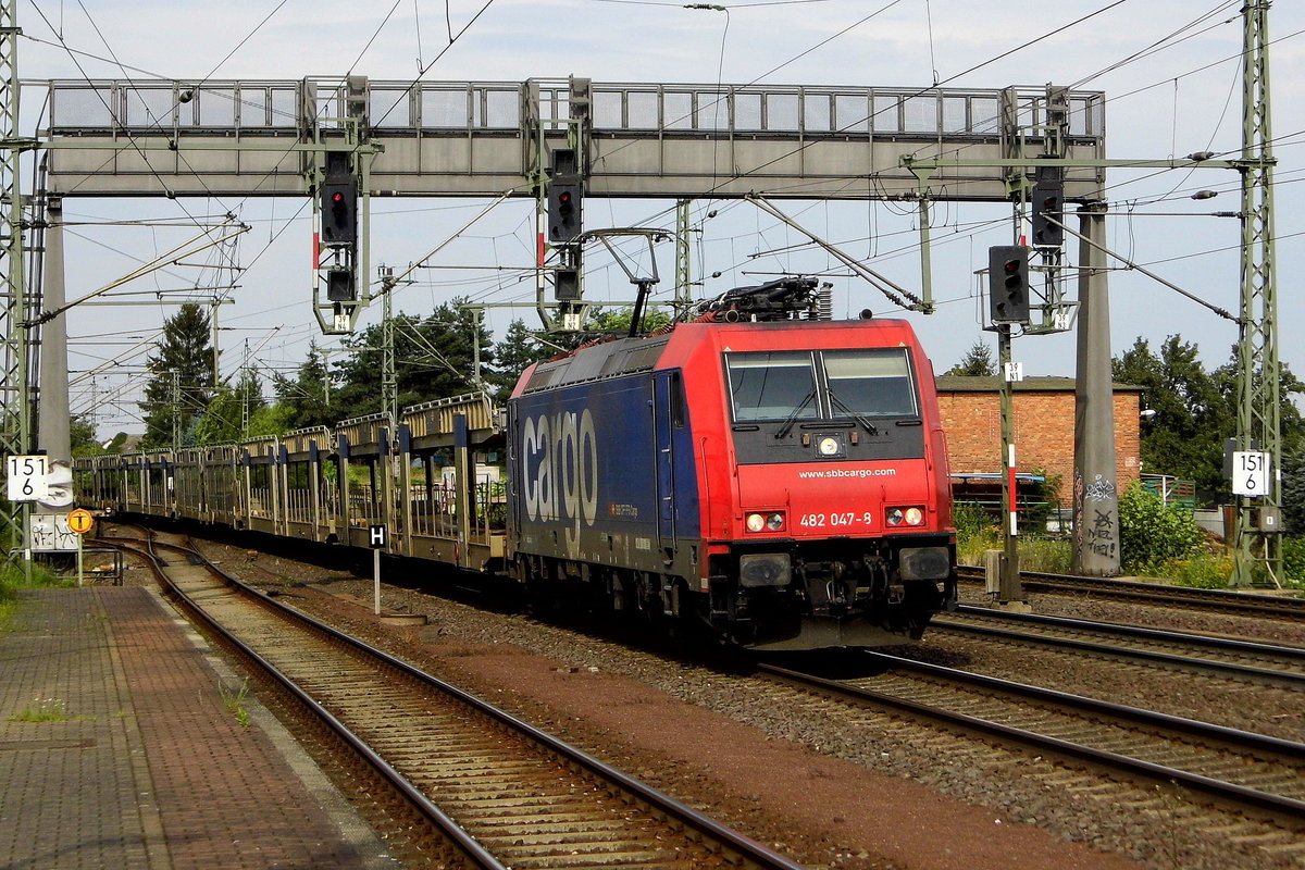 Am 08.08.2017 kam die 482 047-8 von der HSL Logistik GmbH, ( SBB Cargo AG, ) aus Richtung Braunschweig nach Niederndodeleben und fuhr weiter in Richtung Magdeburg .